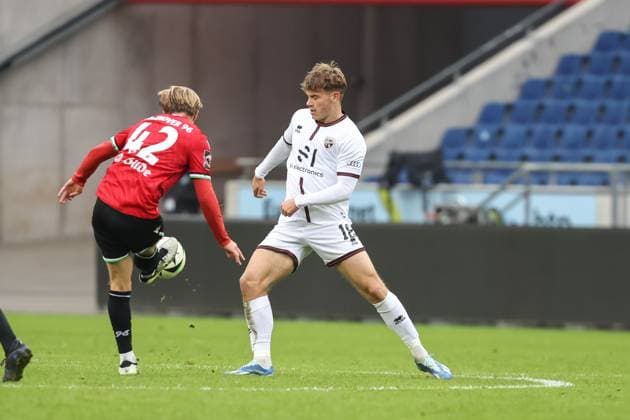 3. Liga; Hannover 96 II - FC Ingolstadt 04; Zweikampf Kampf um den Ball Niclas Dühring (18, FCI) Westermeier Ben (42 H96) 3. Liga - FC Ingolstadt 04 Saison 2024 2025 Hannover 96 II