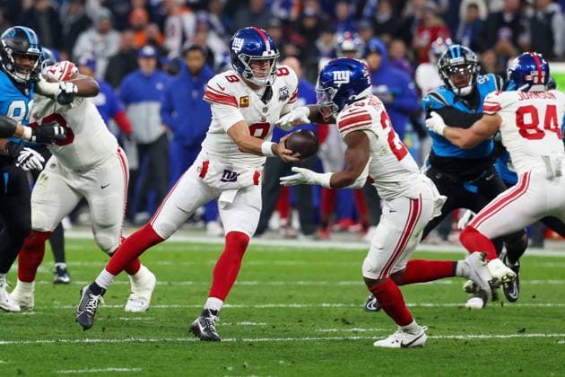 Bilder des Jahres 2024, Sport 11 November Sport Themen der Woche KW45 Sport Bilder des Tages New York Giants quarterback Daniel Jones 8 uebergibt den Ball an New York Giants running back Tyrone Tracy Jr. 29, New York Giants vs. Carolina Panthers, Football, NFL, American Football Herren, USA 10.11.2024 Muenchen Bayern Deutschland Copyright: xkolbert-press ChristianxKolbertx
