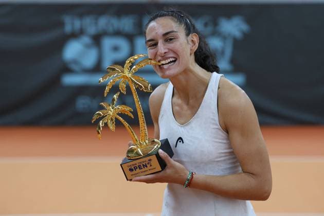 Bilder des Jahres 2024, Sport 11 November Sport Themen der Woche KW45 Sport Bilder des Tages Feature, Damen Einzel Siegerehrung, Presentation, Siegerin Susan Bandecchi (SUI) mit dem Pokal, Trophäe, Therme Erding Open by Tannenhof, ITF World Tennis Tour Tennis - Therme Erding Open - ITF - TC Ismaning - Ismaning - Bavaria - Germany - 10 November 2024. Copyright: xJuergenxHasenkopfx