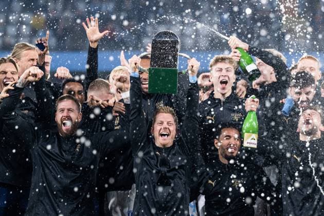 Bilder des Jahres 2024, Sport 11 November Sport Themen der Woche KW45 Sport Bilder des Tages 241110 Malmö FFs Anders Christiansen jublar med Lennart Johanssons pokal efter fotbollsmatchen i Allsvenskan mellan Malmö FF och Brommapojkarna den 10 november 2024 i Malmö.  Copyright: CARLxSANDIN BB241110CS042