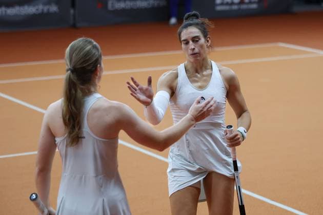 Feature, Damen Einzel, L-R Daria Snigur (UKR) gratuliert der Siegerin Susan Bandecchi (SUI), Therme Erding Open by Tannenhof, ITF World Tennis Tour Tennis - Therme Erding Open - ITF - TC Ismaning - Ismaning - Bavaria - Germany - 10 November 2024. Copyright: xJuergenxHasenkopfx