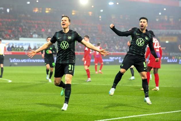 Sport Themen der Woche KW45 Sport Bilder des Tages Heidenheim vs. VfL, 1. BL Heidenheim, 10.11.2024, FUßBALL - 1. FC Heidenheim vs. VfL Wolfsburg, 1. BL, Saison 2024 25. Yannick Gerhardt (VfL Wolfsburg) jubelt mit Mohammed Amoura (VfL Wolfsburg) nach seinem Tor zum 0:1 Heidenheim