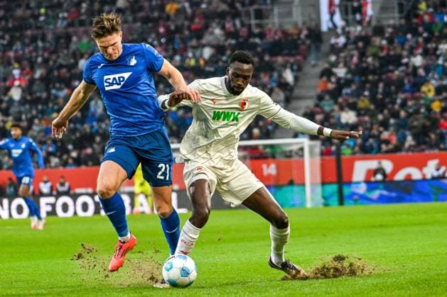 Bilder des Jahres 2024, Sport 11 November Sport Themen der Woche KW45 Sport Bilder des Tages GER, 1. FBL, FC Augsburg vs TSG 1899 Hoffenheim 10.11.2024, WWK-Arena, Augsburg, GER, 1. FBL, FC Augsburg vs TSG 1899 Hoffenheim, im Bild Marius Bülter Buelter (TSG Hoffenheim, 21), Chrislain Matsima (FC Augsburg, 5) nordphotoxGmbHx xHafner nph00200
