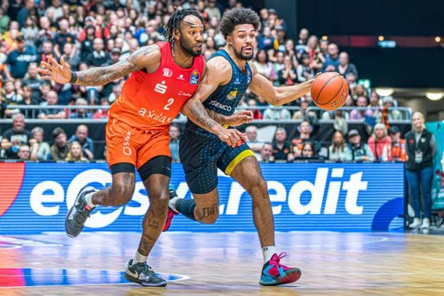 Sport Themen der Woche KW45 Sport Bilder des Tages Chemnitz, Deutschland 10. November 2024: 1.BBL - 2024 2025 - Niners Chemnitz vs. EWE Baskets Oldenburg v. li. im Zweikampf Jeff Garrett (Chemnitz) und Len Schoormann (Oldenburg) Copyright: xFotostandx xNachtigallx