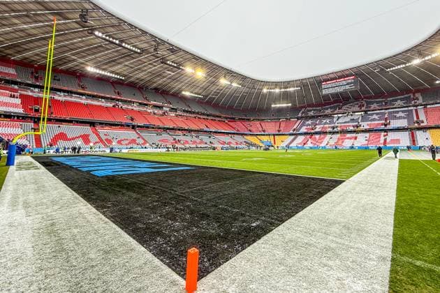 Innenraum in der Allianz Arena für das NFL, American Football Herren, USA Munich Game, wo die Carolina Panthers auf die New York Giants treffen - München 10.11.2024: Carolina Panthers vs. New York Giants, Allianz Arena, NFL Munich Game 2024