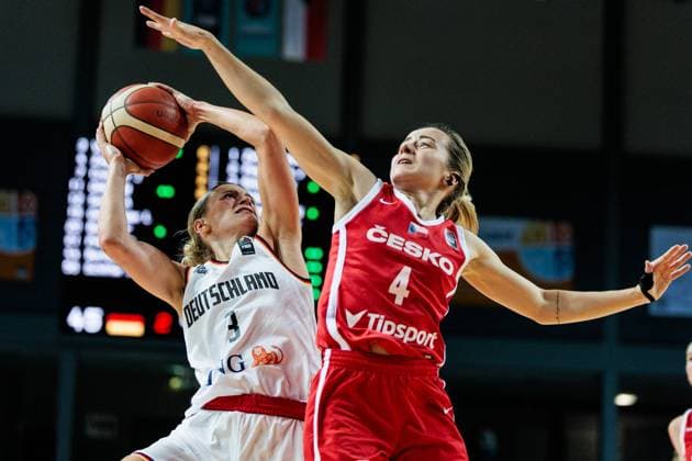 Bilder des Jahres 2024, Sport 11 November Sport Themen der Woche KW45 Sport Bilder des Tages FIBA WOMEN’S EUROBASKET Qualifiers: Deutschland - Tschechien; 10.11.2024 Alexandra Wilke (Deutschland, 3) im Wurf, Gabriela Andelova (Tschechien, 4) FIBA WOMEN’S EUROBASKET Qualifiers: Deutschland - Tschechien; Buderus Arena, Wetzlar, 10.11.2024 Copyright: xBEAUTIFULxSPORTS Wunderlx