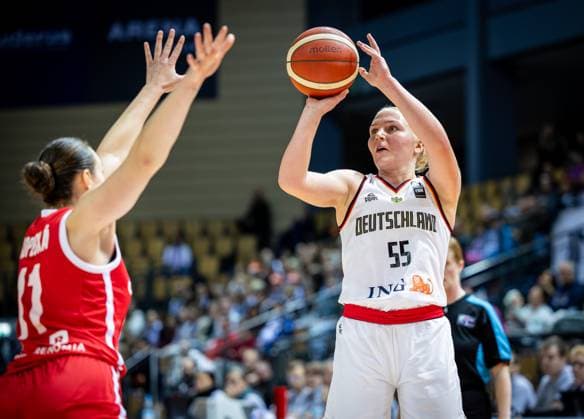 Deutschland v Tschechien FIBA Womens EuroBasket 2025 Qualifier Jessika Schiffer (Deutschland, 55). beim Korbwurf.gegen Verteidigung von Anezka Kopecka (Tschechien, 11). Wetzlar Buderus Arena Wetzlar Hessen Germany