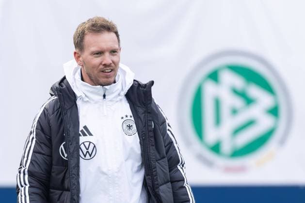 Training der Deutschen Fußball-Nationalmannschaft Bundestrainer Julian Nagelsmann leitet das Training. Training der Deutschen Fußball-Nationalmannschaft vor dem Spiel der UEFA Nations League gegen Bosnien und Herzegowina auf dem DFB-Campus in Frankfurt am Main am 11. November 2024., Frankfurt am Main Hessen Deutschland DFB-Campus
