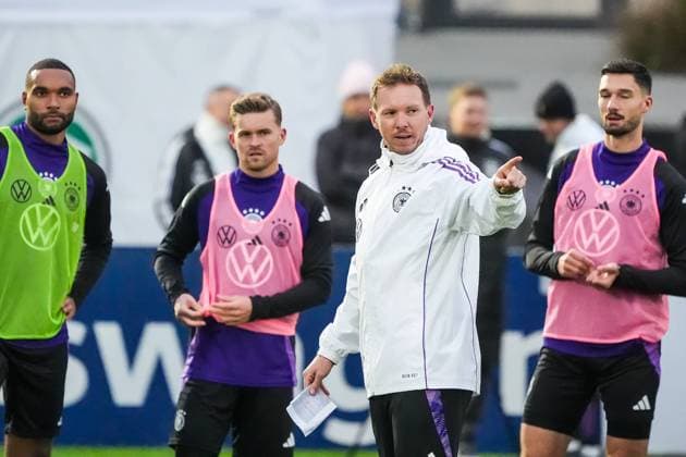 Bundestrainer Julian Nagelsmann (Deutschland Germany) bei seiner Ansprache an die Mannschaft - Frankfurt 11.11.2024: Training der Deutschen Nationalmannschaft