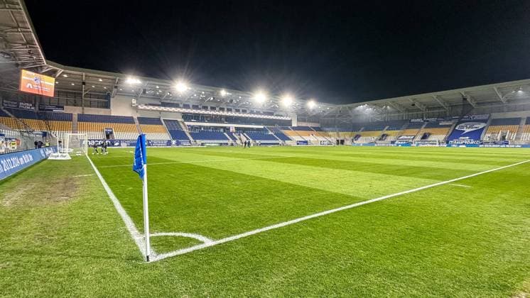 v.li.: Überblick, Blick in die ad hoc arena im Ernst-Abbe-Sportfeld, Flutlicht, Symbolfoto, Symbolbild Fussball, Fußball, Symbol, DIE DFB-RICHTLINIEN UNTERSAGEN JEGLICHE NUTZUNG VON FOTOS ALS SEQUENZBILDER UND ODER VIDEOÄHNLICHE FOTOSTRECKEN. DFB REGULATIONS PROHIBIT ANY USE OF PHOTOGRAPHS AS IMAGE SEQUENCES AND OR QUASI-VIDEO., 10.11.2024, Jena (Deutschland), Fussball, Google Pixel Frauen-Bundesliga, FC Carl Zeiss Jena - SV Werder Bremen