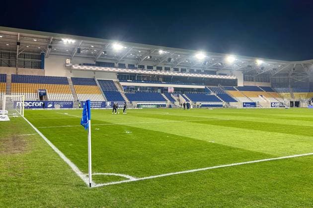 v.li.: Überblick, Blick in die ad hoc arena im Ernst-Abbe-Sportfeld, Flutlicht, Symbolfoto, Symbolbild Fussball, Fußball, Symbol, DIE DFB-RICHTLINIEN UNTERSAGEN JEGLICHE NUTZUNG VON FOTOS ALS SEQUENZBILDER UND ODER VIDEOÄHNLICHE FOTOSTRECKEN. DFB REGULATIONS PROHIBIT ANY USE OF PHOTOGRAPHS AS IMAGE SEQUENCES AND OR QUASI-VIDEO., 10.11.2024, Jena (Deutschland), Fussball, Google Pixel Frauen-Bundesliga, FC Carl Zeiss Jena - SV Werder Bremen