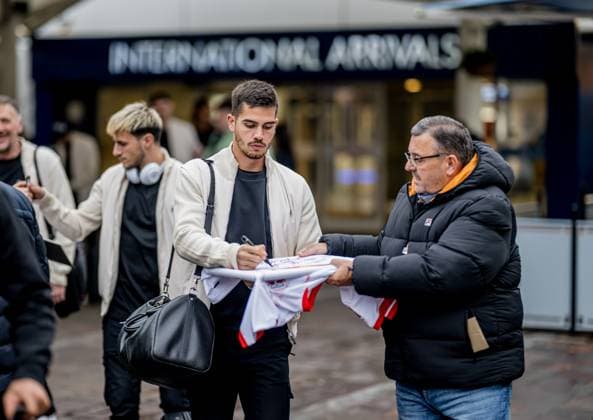 Leipzigs Andre Silva. Ankunft RB Leipzig am 4. November 2024 zum Champions League Spiel in Glasgow. Red Bull Akademie, Leipzig. CL Reise RB Leipzig