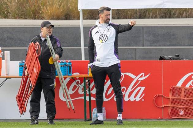 Training Deutsche Fussball Nationalmannschaft DFB, 12.11.2024 Sandro Wagner (Assistenztrainer Deutsche Fussball Nationalmannschaft DFB) zeigt in eine RIchtung, Training Deutsche Fussball Nationalmannschaft DFB, Frankfurt, DFB-Campus, 12.11.2024 Copyright: xBEAUTIFULxSPORTS Gawlikx