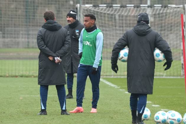 DEU, DFL, 2. FBL Hertha BSC, Training, 12.11.2024, Sportforum, Berlin, DEU, DFL, 2. FBL Hertha BSC, Training, im Bild Bilal Hussein (Hertha BSC Berlin 14), Cheftrainer Cristian Fiel (Hertha BSC Berlin) DFL - regulations prohibit any use of Photographs as image sequences and or quasi-video Foto: Juergen Engler nordphoto GmbH