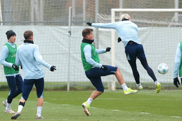 DEU, DFL, 2. FBL Hertha BSC, Training, 12.11.2024, Sportforum, Berlin, DEU, DFL, 2. FBL Hertha BSC, Training, im Bild Florian Niederlechner (Hertha BSC Berlin 7), Marten Winkler (Hertha BSC Berlin 22) DFL - regulations prohibit any use of Photographs as image sequences and or quasi-video Foto: Juergen Engler nordphoto GmbH