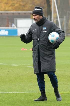 DEU, DFL, 2. FBL Hertha BSC, Training, 12.11.2024, Sportforum, Berlin, DEU, DFL, 2. FBL Hertha BSC, Training, im Bild Cheftrainer Cristian Fiel (Hertha BSC Berlin) DFL - regulations prohibit any use of Photographs as image sequences and or quasi-video Foto: Juergen Engler nordphoto GmbH