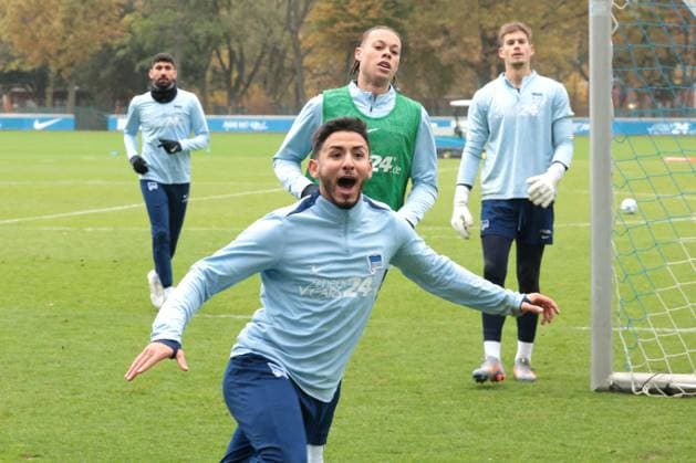 DEU, DFL, 2. FBL Hertha BSC, Training, 12.11.2024, Sportforum, Berlin, DEU, DFL, 2. FBL Hertha BSC, Training, im Bild Kevin Sessa (Hertha BSC Berlin 8), Derry Scherhant (Hertha BSC Berlin 39) DFL - regulations prohibit any use of Photographs as image sequences and or quasi-video Foto: Juergen Engler nordphoto GmbH