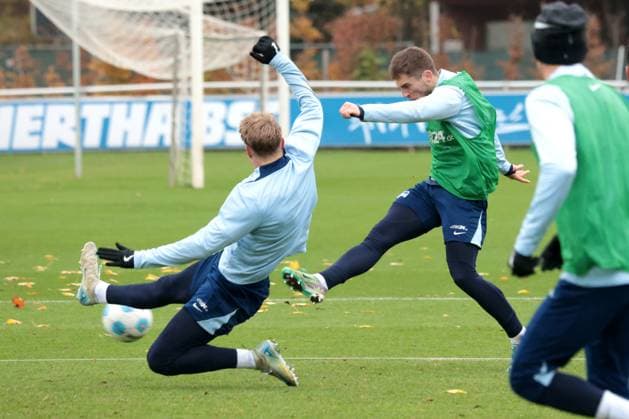 DEU, DFL, 2. FBL Hertha BSC, Training, 12.11.2024, Sportforum, Berlin, DEU, DFL, 2. FBL Hertha BSC, Training, im Bild Jonjoe Kenny (Hertha BSC Berlin 16), Luca Schuler (Hertha BSC Berlin 18) DFL - regulations prohibit any use of Photographs as image sequences and or quasi-video Foto: Juergen Engler nordphoto GmbH