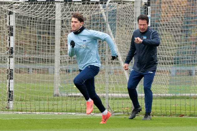 DEU, DFL, 2. FBL Hertha BSC, Training, 12.11.2024, Sportforum, Berlin, DEU, DFL, 2. FBL Hertha BSC, Training, im Bild Linus Gechter (Hertha BSC Berlin 44), Konditionstrainer Hendrik Kuchno (Hertha BSC Berlin) DFL - regulations prohibit any use of Photographs as image sequences and or quasi-video Foto: Juergen Engler nordphoto GmbH