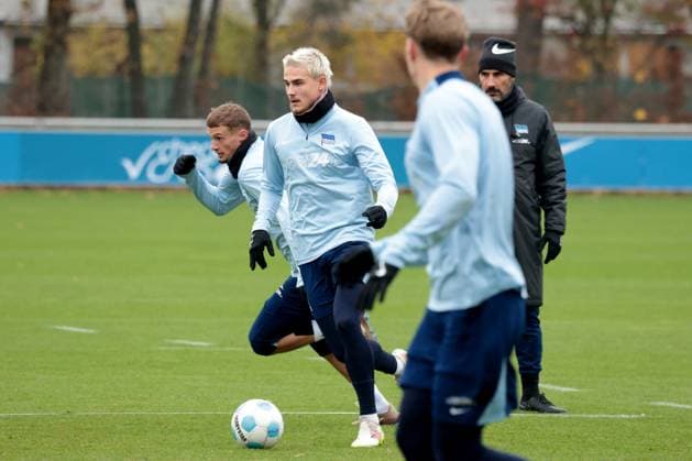 DEU, DFL, 2. FBL Hertha BSC, Training, 12.11.2024, Sportforum, Berlin, DEU, DFL, 2. FBL Hertha BSC, Training, im Bild Marten Winkler (Hertha BSC Berlin 22) , Michael Cuisance (Hertha BSC Berlin 27) DFL - regulations prohibit any use of Photographs as image sequences and or quasi-video Foto: Juergen Engler nordphoto GmbH