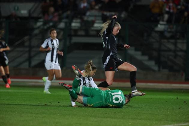 CALCIO - Champions League Women - Juventus Women vs Arsenal Pauline Peyraud-Magnin (Juventus FC) - Alessia Russo (Arsenal Women FC) during Juventus Women vs Arsenal, UEFA Champions League Women football match in Biella, Italy, November 12 2024 Biella Italy  Copyright: xIPAxSport ABACAx