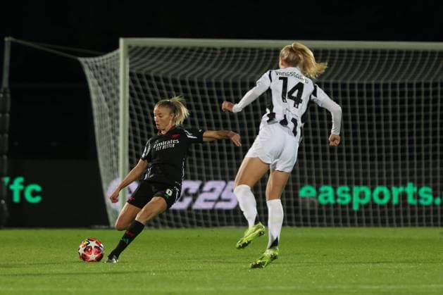CALCIO - Champions League Women - Juventus Women vs Arsenal Leah Williamson (Arsenal Women FC) - Amalie Vangsgaard (Juventus FC) during Juventus Women vs Arsenal, UEFA Champions League Women football match in Biella, Italy, November 12 2024 Biella Italy  Copyright: xIPAxSport ABACAx