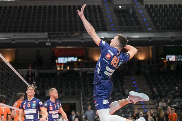 Berlin, Deutschland 12. November 2024: CL Volleyball - 2024 2025 - Berlin Recycling Volleys vs. ACH Volley Ljubljana Im Bild: Metej Kok (ACH Volley Ljubljana) beim Schmetterschlag im warmup Copyright: xFotostandx xReuhlx