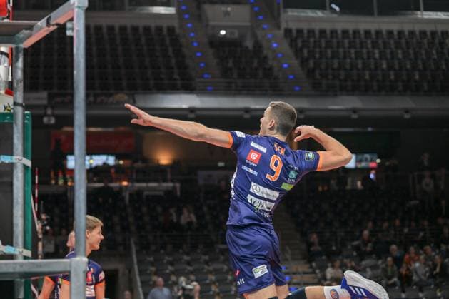Berlin, Deutschland 12. November 2024: CL Volleyball - 2024 2025 - Berlin Recycling Volleys vs. ACH Volley Ljubljana Im Bild: Klemen Sen (ACH Volley Ljubljana) beim Schmetterschlag im warmup Copyright: xFotostandx xReuhlx