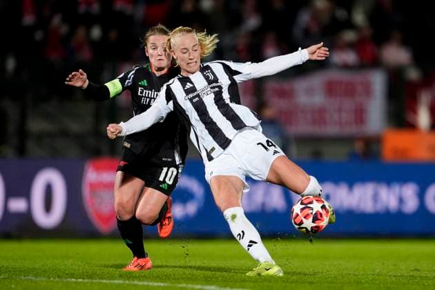 Sport Themen der Woche KW46 Sport Bilder des Tages Juventus women s Amalie Vangsgaard fights for the ball with Arsenal Women s Kim Little during the UEFA Women s Champions League soccer match between Juventus Women and Arsenal Women Football Club at the Stadium Comunale Vittorio Pozzo La Marmora in Biella, north west Italy -Group C - 3 6 - November 12, 2024. - Soccer.  Copyright: xFabioxFerrari LaPressex