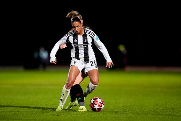 Juventus women s Estelle Cascarino fights for the ball with Arsenal Women s Bethany Mead during the UEFA Women s Champions League soccer match between Juventus Women and Arsenal Women Football Club at the Stadium Comunale Vittorio Pozzo La Marmora in Biella, north west Italy -Group C - 3 6 - November 12, 2024. - Soccer.  Copyright: xFabioxFerrari LaPressex