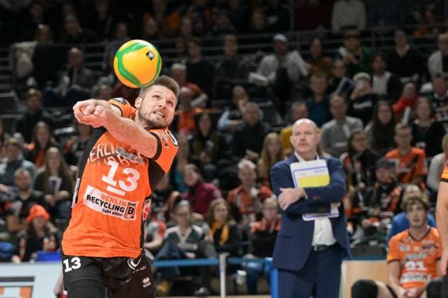Berlin, Deutschland 12. November 2024: CL Volleyball - 2024 2025 - Berlin Recycling Volleys vs. ACH Volley Ljubljana Im Bild: Ruben Schott (BR Volleys) bei der Ballannahme Copyright: xFotostandx xReuhlx