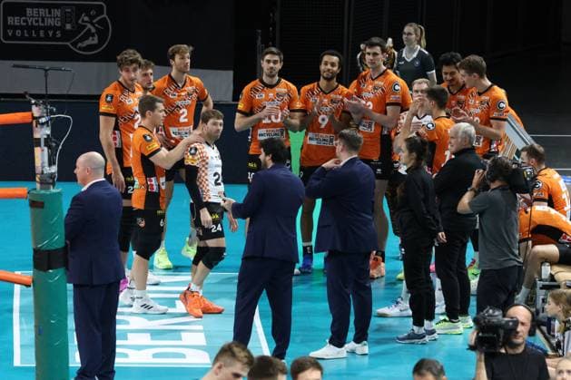 DEU, Champions League, BR Volleys vs. , 12.11.2024, Max-Schmeling-Halle, Berlin, DEU, Champions League, BR Volleys vs. Ljubljana im Bild Trainer Joel Banks (BR Volleys), BR Volleys-Spielerkreis Foto: Juergen Engler nordphoto GmbH