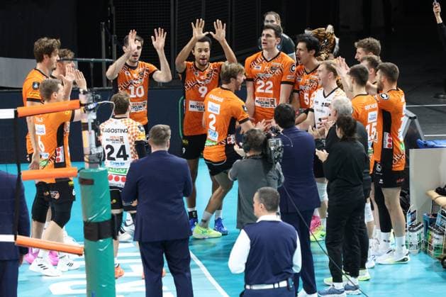 DEU, Champions League, BR Volleys vs. , 12.11.2024, Max-Schmeling-Halle, Berlin, DEU, Champions League, BR Volleys vs. Ljubljana im Bild Matthew Knigge (BR Volleys 2), BR Volleys-Spielerkreis Foto: Juergen Engler nordphoto GmbH