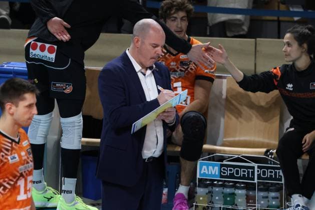 DEU, Champions League, BR Volleys vs. , 12.11.2024, Max-Schmeling-Halle, Berlin, DEU, Champions League, BR Volleys vs. Ljubljana im Bild Trainer Joel Banks (BR Volleys) Foto: Juergen Engler nordphoto GmbH