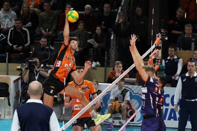 DEU, Champions League, BR Volleys vs. , 12.11.2024, Max-Schmeling-Halle, Berlin, DEU, Champions League, BR Volleys vs. Ljubljana im Bild Matthew Knigge (BR Volleys 2), Matic Videcnik (Ljubljana 17), Alen Sket Toukhteh (Ljubljana 5) Foto: Juergen Engler nordphoto GmbH