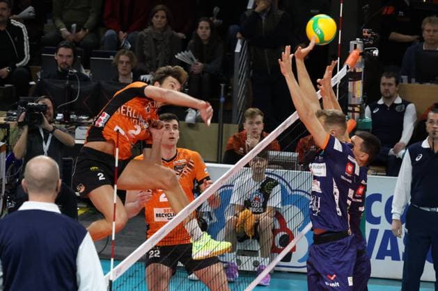 DEU, Champions League, BR Volleys vs. , 12.11.2024, Max-Schmeling-Halle, Berlin, DEU, Champions League, BR Volleys vs. Ljubljana im Bild Matthew Knigge (BR Volleys 2), Matic Videcnik (Ljubljana 17), Alen Sket Toukhteh (Ljubljana 5) Foto: Juergen Engler nordphoto GmbH
