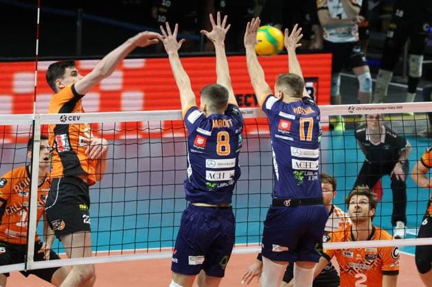 DEU, Champions League, BR Volleys vs. , 12.11.2024, Max-Schmeling-Halle, Berlin, DEU, Champions League, BR Volleys vs. Ljubljana im Bild Jake Hanes (BR Volleys 22), Luka Marovt (Ljubljana 8), Matic Videcnik (Ljubljana 17) Foto: Juergen Engler nordphoto GmbH