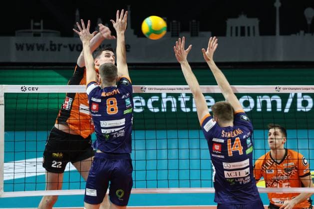 DEU, Champions League, BR Volleys vs. , 12.11.2024, Max-Schmeling-Halle, Berlin, DEU, Champions League, BR Volleys vs. Ljubljana im Bild Jake Hanes (BR Volleys 22), Luka Marovt (Ljubljana 8), Saso Stalekar (Ljubljana 14) Foto: Juergen Engler nordphoto GmbH