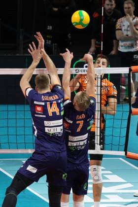 DEU, Champions League, BR Volleys vs. , 12.11.2024, Max-Schmeling-Halle, Berlin, DEU, Champions League, BR Volleys vs. Ljubljana im Bild Moritz Reichert (BR Volleys 15), Saso Stalekar (Ljubljana 14), Mikko Esko (Ljubljana 7) Foto: Juergen Engler nordphoto GmbH