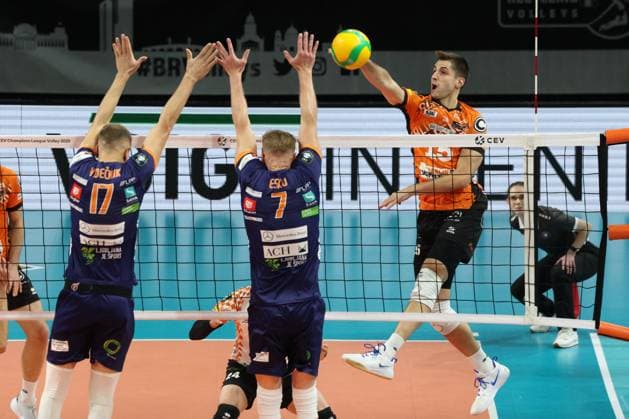 DEU, Champions League, BR Volleys vs. , 12.11.2024, Max-Schmeling-Halle, Berlin, DEU, Champions League, BR Volleys vs. Ljubljana im Bild Moritz Reichert (BR Volleys 15), Matic Videcnik (Ljubljana 17), Mikko Esko (Ljubljana 7) Foto: Juergen Engler nordphoto GmbH