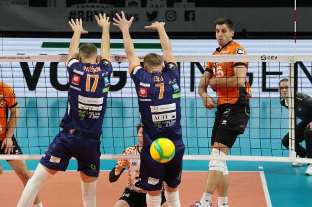 DEU, Champions League, BR Volleys vs. , 12.11.2024, Max-Schmeling-Halle, Berlin, DEU, Champions League, BR Volleys vs. Ljubljana im Bild Moritz Reichert (BR Volleys 15), Matic Videcnik (Ljubljana 17), Mikko Esko (Ljubljana 7) Foto: Juergen Engler nordphoto GmbH