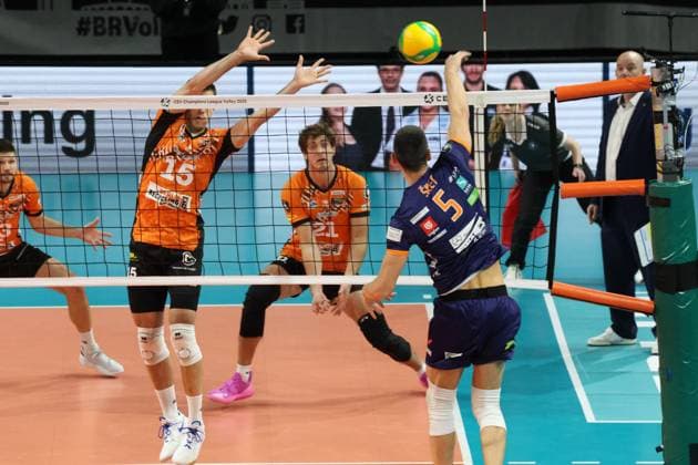 DEU, Champions League, BR Volleys vs. , 12.11.2024, Max-Schmeling-Halle, Berlin, DEU, Champions League, BR Volleys vs. Ljubljana im Bild Moritz Reichert (BR Volleys 15), Tobias Krick (BR Volleys 21), Alen Sket Toukhteh (Ljubljana 5) Foto: Juergen Engler nordphoto GmbH