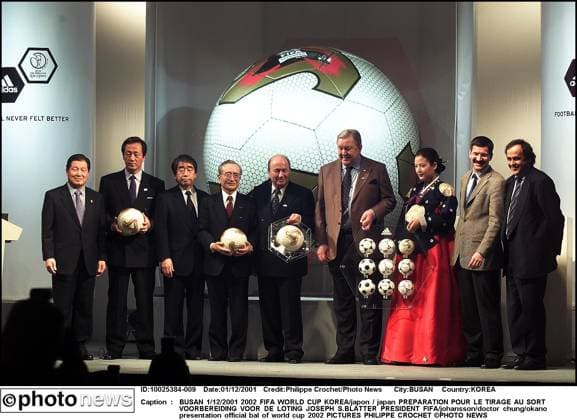 BUSAN 1 12 2001 2002 FIFA World Cup, WM, Weltmeisterschaft, Fussball KOREA japon japan PREPARATION POUR LE TIRAGE AU SORT VOORBEREIDING VOOR DE LOTING JOSEPH S.BLATTER PRESIDENT FIFA johansson doctor chung okano presentation official bal of world cup 2002 PICTURES PHILIPPE CROCHET PHOTO NEWS BUSAN KOREA  Copyright: xPhilippexCrochetx PCPN011201_008.JPG JOSEPH S.BLATTER