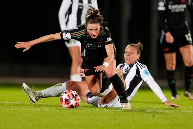 Juventus women s Lisa Boattin fights for the ball with Arsenal Women s Emily Fox during the UEFA Women s Champions League soccer match between Juventus Women and Arsenal Women Football Club at the Stadium Comunale Vittorio Pozzo La Marmora in Biella, north west Italy -Group C - 3 6 - November 12, 2024. - Soccer.  Copyright: xFabioxFerrari LaPressex
