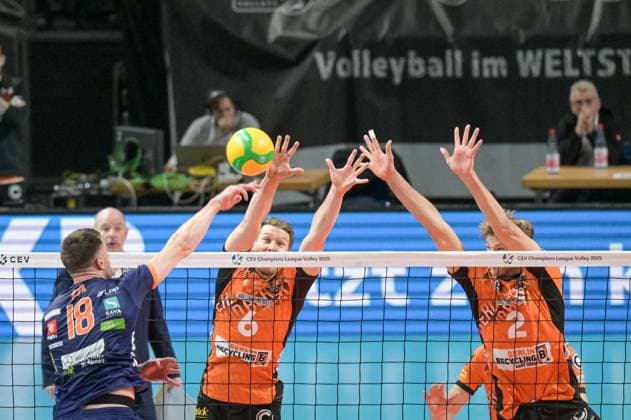 Berlin, Deutschland 12. November 2024: CL Volleyball - 2024 2025 - Berlin Recycling Volleys vs. ACH Volley Ljubljana Im Bild: v. li. im Zweikampf Metej Kok (ACH Volley Ljubljana), Johannes Tille (BR Volleys), Matthew Knigge (BR Volleys) Copyright: xFotostandx xReuhlx