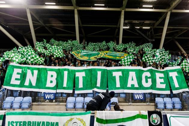 241112 Fans of Hammarby ahead of the UEFA Women s Champions League football match between Manchester City and Hammarby on November 12, 2024 in Manchester. Photo: Andreas L Eriksson BILDBYRAN COP 106 AE0139 fotboll football soccer fotball uefa womens champions league manchester city hammarby dam bbeng tifo publik Copyright: ANDREASxLxERIKSSON BB241112AE024