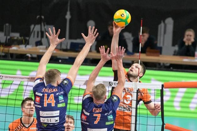Berlin, Deutschland 12. November 2024: CL Volleyball - 2024 2025 - Berlin Recycling Volleys vs. ACH Volley Ljubljana Im Bild: v. li. im Zweikampf Saso Stalekar (ACH Volley Ljubljana), Mikko Esko (ACH Volley Ljubljana), Ruben Schott (BR Volleys) Copyright: xFotostandx xReuhlx