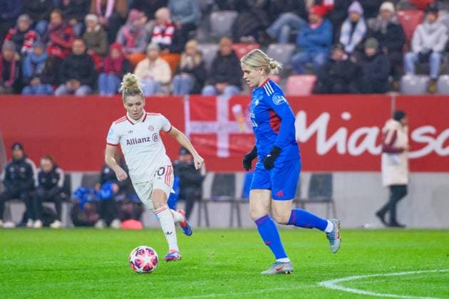 Linda Dallmann (10, FC Bayern München) und Elise Thorsnes (9, Valerenga IF) beim Spiel FC Bayern München v Valerenga IF, Fußball, UEFA Women s Champions League 2024 2025, 3.Spieltag am 12.11.2024 in München, FC Bayern Campus. DFL and DFB regulations prohibit any use of photographs as image sequences and or quasi-video. Bayern Deutschland