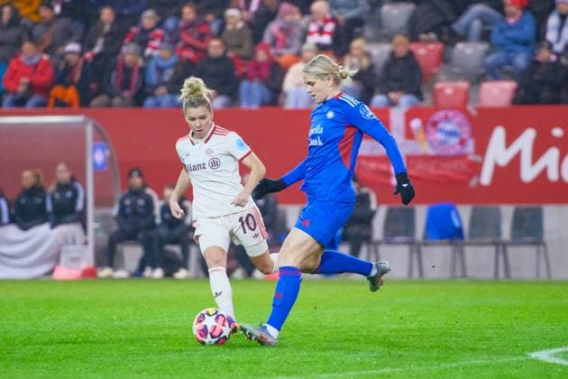 Linda Dallmann (10, FC Bayern München) und Elise Thorsnes (9, Valerenga IF) beim Spiel FC Bayern München v Valerenga IF, Fußball, UEFA Women s Champions League 2024 2025, 3.Spieltag am 12.11.2024 in München, FC Bayern Campus. DFL and DFB regulations prohibit any use of photographs as image sequences and or quasi-video. Bayern Deutschland