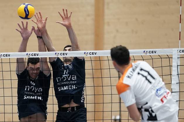 Volleyball, CEV Challenge Cup 12.11..2024, Volleyball, Centre Sportif Lorentzweiler, Luxemburg, CEV Challenge Cup, VC Lorentzweiler - (LUX) - Lycurgus Volleyball (NL) vl: Niels de Vries (Lycurgus Volleyball 16) - Vicente Parraguirre (Lycurgus Volleyball 11) - Radoslaw Rzymianski (Lorentzweiler - 11)